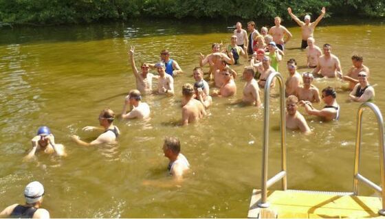 In der brühwarmen Wörmitz - die Bürgermeister am Start ©Foto: privat