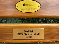 Gravur des SPD OV Gaustadt auf der Gaustadter Friedhofsbank